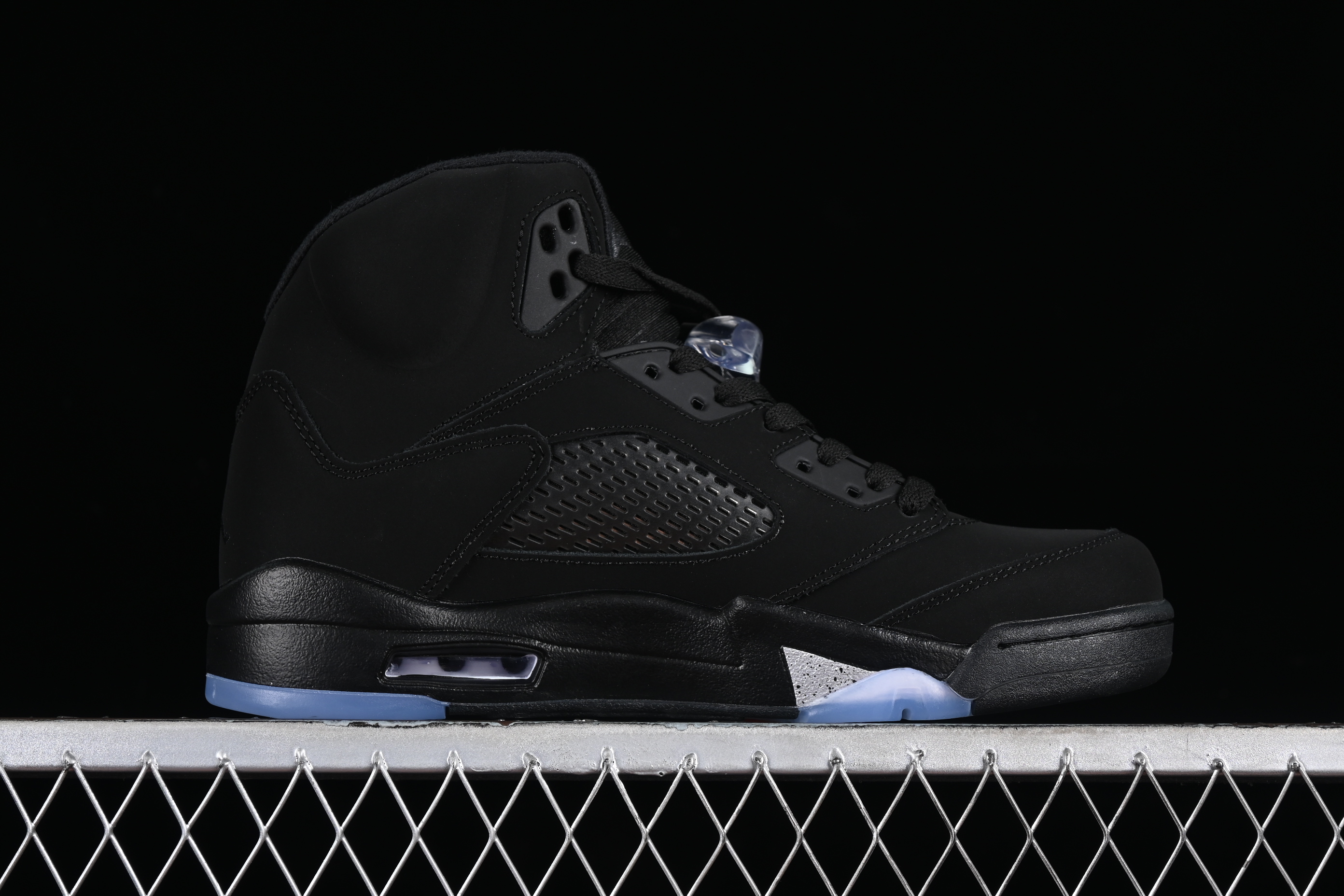 Nike Air Jordan 6 Retro Basketball Shoes with Black Leather and Suede Upper - FZ2239-001