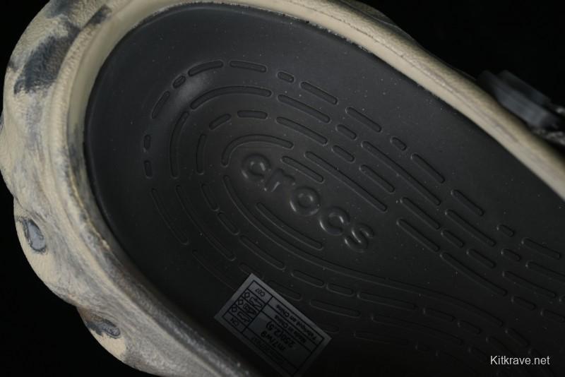 Crocs Classic Clog Slip-On Beach Sandals with Ventilation Holes - B.D4