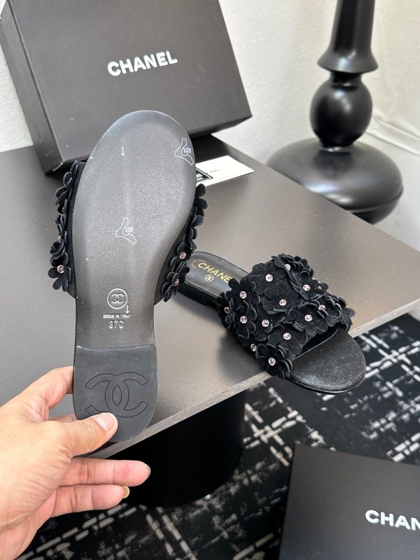 2025 Women Chanel Black Leather Slides