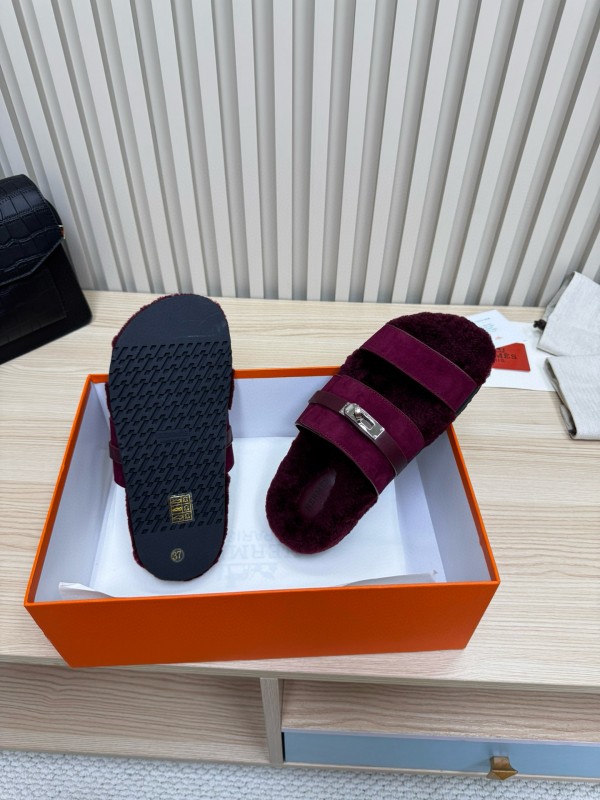 2024 Slippers Hermès Burgundy Shearling Sandals 