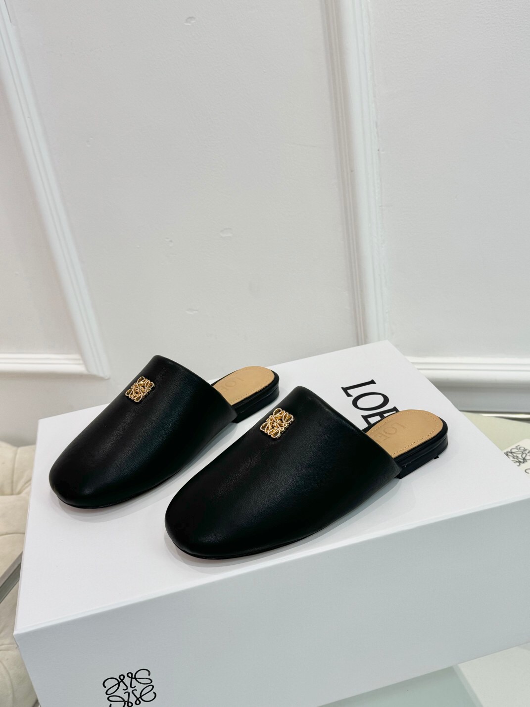 2025 Women Loewe Black Leather Slippers LY00270