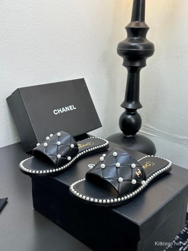 2025 Slippers CHANEL Black Leather Pearl Decor