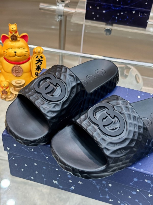 Gucci Lido Interlocking G Men's Sandals with Textured Rubber Sole - AS00170