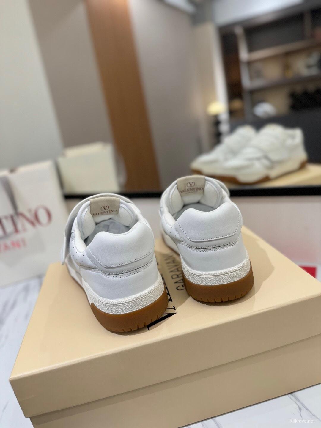 VALENTINO 2025 SS Casual Sneakers with V-Strap Design - AS00410
