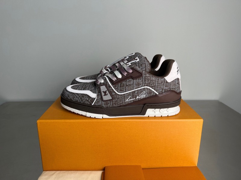 Louis Vuitton 2025 Spring/Summer Collection Luxury Sneakers with Signature Logo and Dual-Color TPU Outsole - YC